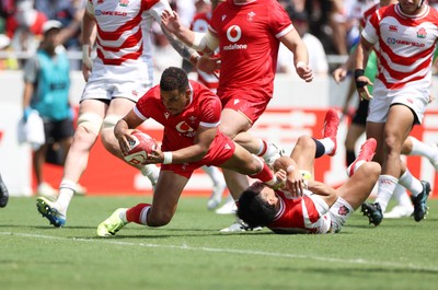 050725 - Japan v Wales - Summer Tour First Test - Ben Thomas of Wales scores a try