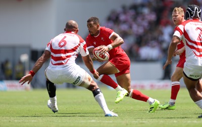 050725 - Japan v Wales - Summer Tour First Test - Ben Thomas of Wales is challenged by Michael Leitch of Japan 