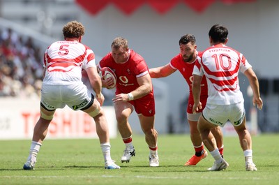 050725 - Japan v Wales - Summer Tour First Test - Dewi Lake of Wales is challenged by Warner Deans of Japan 