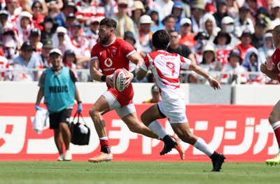 050725 - Japan v Wales - Summer Tour First Test - Johnny Williams of Wales is challenged by Shinobu Fujiwara of Japan 