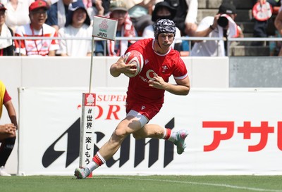 050725 - Japan v Wales - Summer Tour First Test - Tom Rogers of Wales runs in to score a try