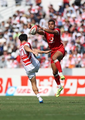050725 - Japan v Wales - Summer Tour First Test - Ichigo Nakakusu of Japan is charged down by Ben Thomas of Wales 