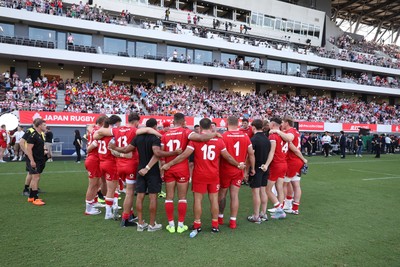 050725 - Japan v Wales - Summer Tour First Test - Wales team huddle at full time