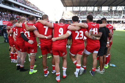 050725 - Japan v Wales - Summer Tour First Test - Wales team huddle at full time