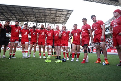 050725 - Japan v Wales - Summer Tour First Test - Wales team huddle at full time