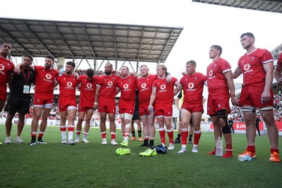 050725 - Japan v Wales - Summer Tour First Test - Wales team huddle at full time