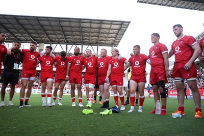 050725 - Japan v Wales - Summer Tour First Test - Wales team huddle at full time