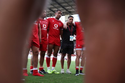 050725 - Japan v Wales - Summer Tour First Test - Ben Thomas of Wales in the team huddle