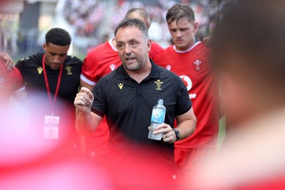 050725 - Japan v Wales - Summer Tour First Test - Wales Head Coach Matt Sherratt speaks in the team huddle