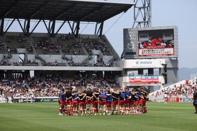 050725 - Japan v Wales - Summer Tour First Test - Team huddle