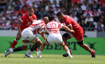 050725 - Japan v Wales - Summer Tour First Test - Taulupe Faletau of Wales is tackled by Seungsin Lee of Japan 