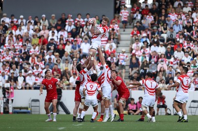 050725 - Japan v Wales - Summer Tour First Test - Warner Deans of Japan wins the line out