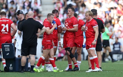 050725 - Japan v Wales - Summer Tour First Test - Sam Costelow, Alex Mann and Blair Murray of Wales during a water break