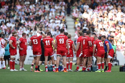 050725 - Japan v Wales - Summer Tour First Test - Wales during a water break