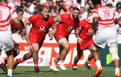 050725 - Japan v Wales - Summer Tour First Test - Archie Griffin and Gareth Thomas of Wales 