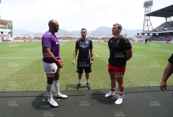 050725 - Japan v Wales - Summer Tour First Test - Captains Michael Leitch of Japan and Dewi Lake of Wales at the coin toss