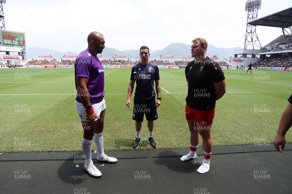 050725 - Japan v Wales - Summer Tour First Test - Captains Michael Leitch of Japan and Dewi Lake of Wales at the coin toss