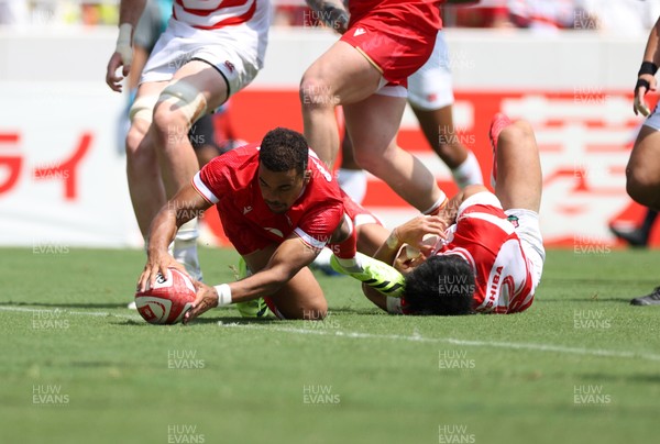 050725 - Japan v Wales - Summer Tour First Test - Ben Thomas of Wales scores a try