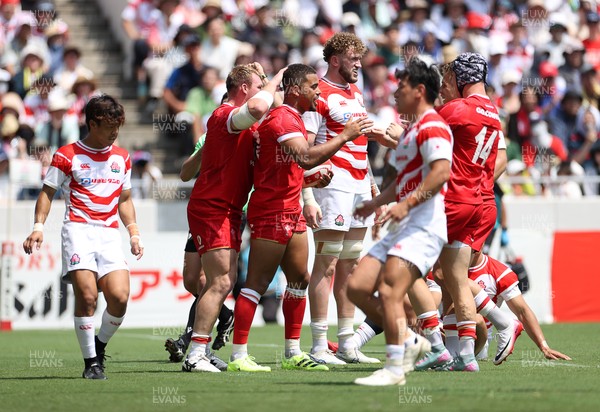 050725 - Japan v Wales - Summer Tour First Test - Ben Thomas of Wales scores a try