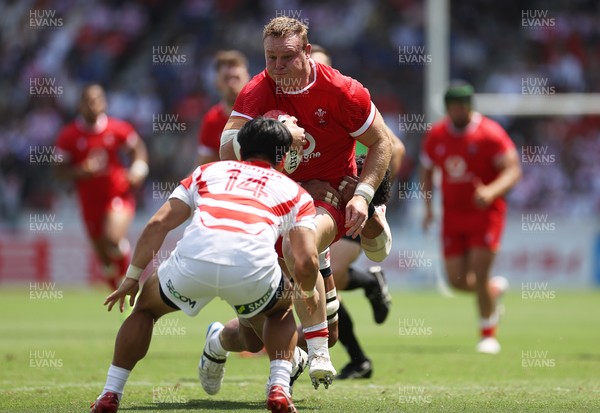 050725 - Japan v Wales - Summer Tour First Test - Dewi Lake of Wales is tackled by Kippei Ishida of Japan 
