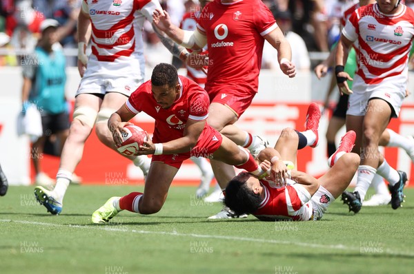 050725 - Japan v Wales - Summer Tour First Test - Ben Thomas of Wales scores a try