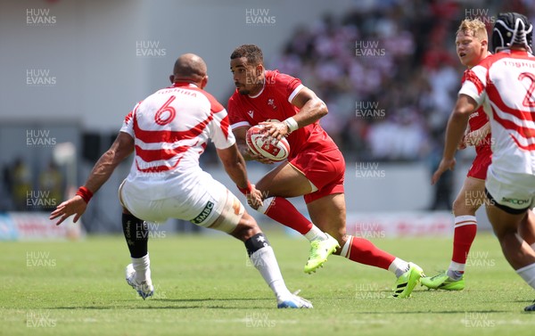050725 - Japan v Wales - Summer Tour First Test - Ben Thomas of Wales is challenged by Michael Leitch of Japan 