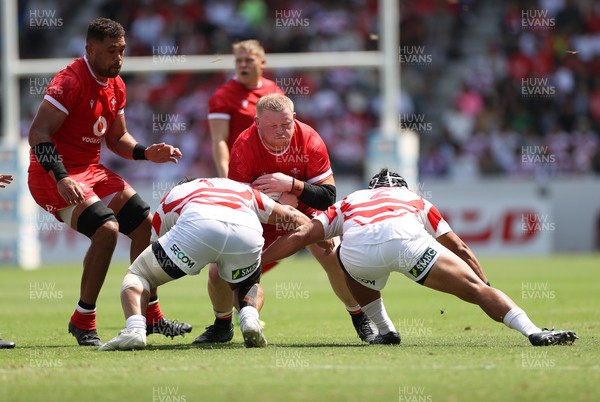 050725 - Japan v Wales - Summer Tour First Test - Keiron Assiratti of Wales is tackled by Yota Kamimori and Mamoru Harada of Japan 