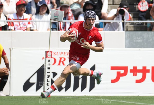 050725 - Japan v Wales - Summer Tour First Test - Tom Rogers of Wales runs in to score a try