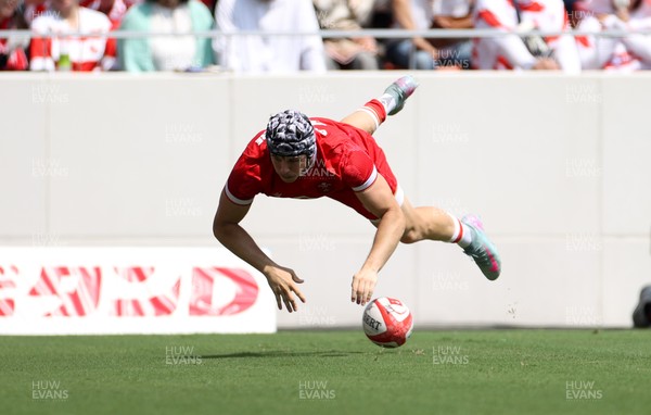050725 - Japan v Wales - Summer Tour First Test - Tom Rogers of Wales runs in to score a try