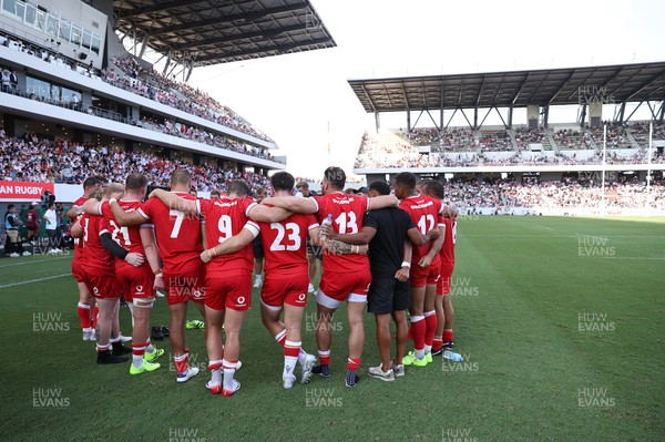 050725 - Japan v Wales - Summer Tour First Test - Wales team huddle at full time