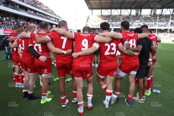 050725 - Japan v Wales - Summer Tour First Test - Wales team huddle at full time