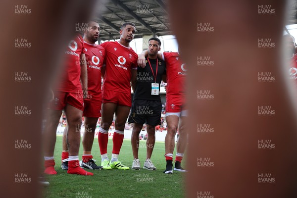 050725 - Japan v Wales - Summer Tour First Test - Ben Thomas of Wales in the team huddle