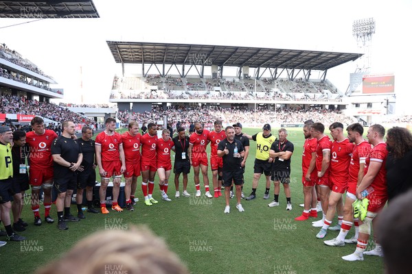 050725 - Japan v Wales - Summer Tour First Test - Wales Head Coach Matt Sherratt speaks in the team huddle