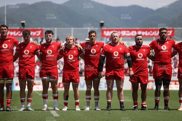 050725 - Japan v Wales - Summer Tour First Test - Wales sing the anthem