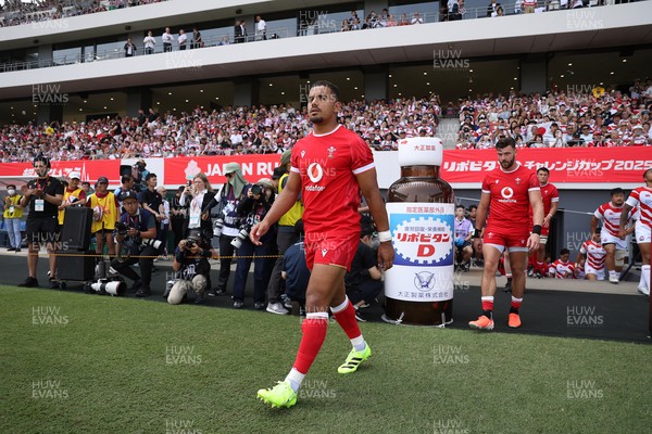 050725 - Japan v Wales - Summer Tour First Test - Ben Thomas of Wales 