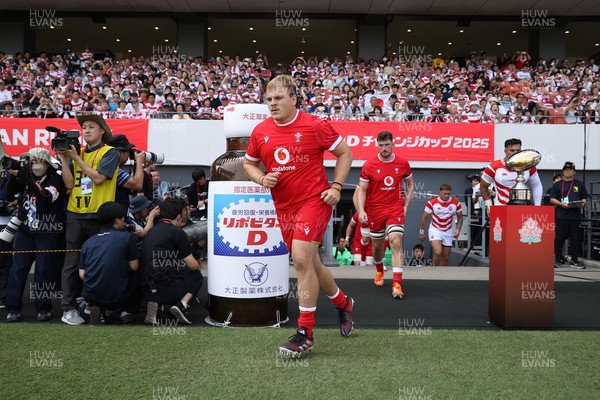 050725 - Japan v Wales - Summer Tour First Test - Archie Griffin of Wales 