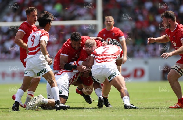 050725 - Japan v Wales - Summer Tour First Test - Keiron Assiratti of Wales is tackled by Yota Kamimori and Mamoru Harada of Japan 