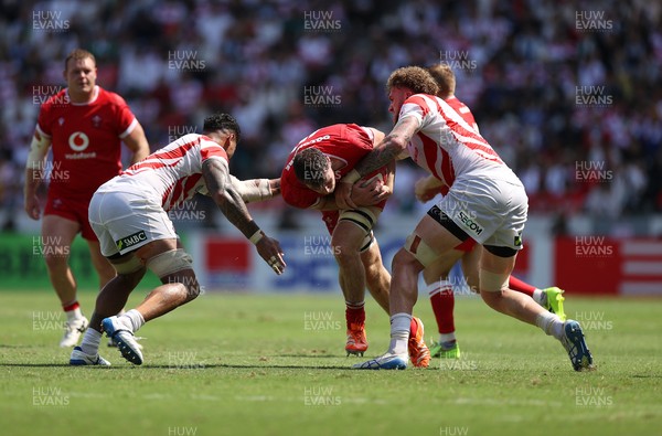 050725 - Japan v Wales - Summer Tour First Test - James Ratti of Wales is tackled by Warner Deans of Japan 