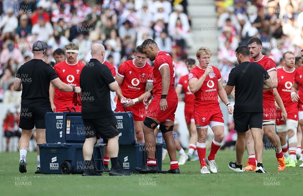 050725 - Japan v Wales - Summer Tour First Test - Wales during a water break