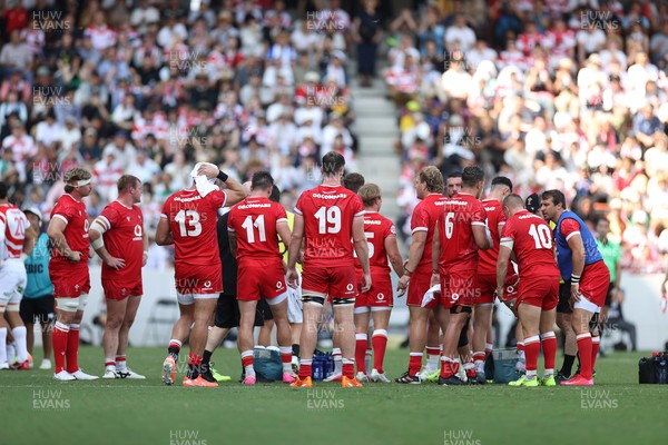 050725 - Japan v Wales - Summer Tour First Test - Wales during a water break