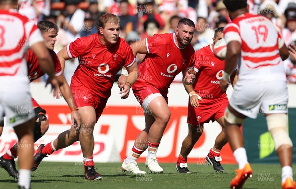 050725 - Japan v Wales - Summer Tour First Test - Archie Griffin and Gareth Thomas of Wales 