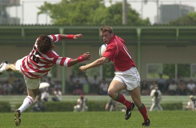 100601 - Japan v Wales - Kevin Morgan beats Shotaro Onishi to score his second try