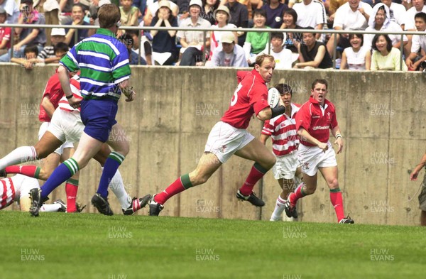 100601 - Japan v Wales - Gareth Thomas runs in to score his try