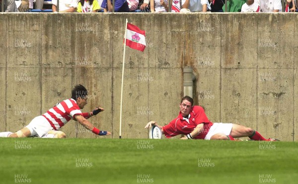 100601 - Japan v Wales - Shane Williams scores his first try