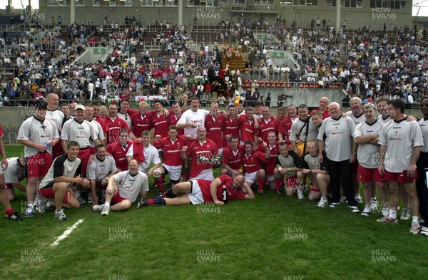 100601 - Japan v Wales - The Wales squad celebrate victory in Osaka