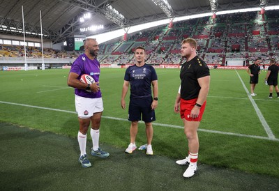 120725 - Japan v Wales - Summer Series - Second Test - Captains Michael Leitch of Japan and Dewi Lake of Wales during the coin toss