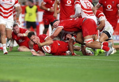 120725 - Japan v Wales - Summer Series - Second Test - Kieran Hardy of Wales scores a try