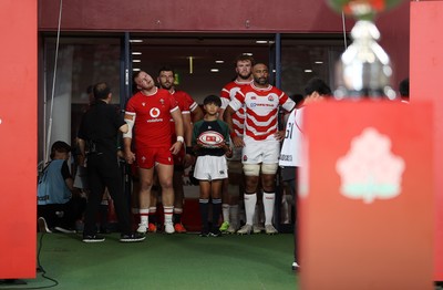 120725 - Japan v Wales - Summer Series - Second Test - Dewi Lake of Wales and Michael Leitch of Japan 