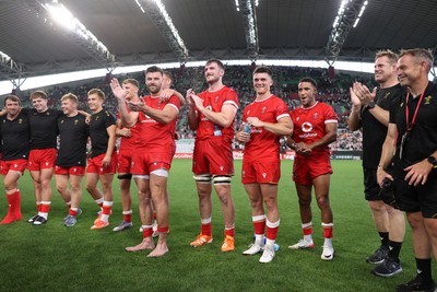120725 - Japan v Wales - Summer Series - Second Test - Wales huddle at full time
