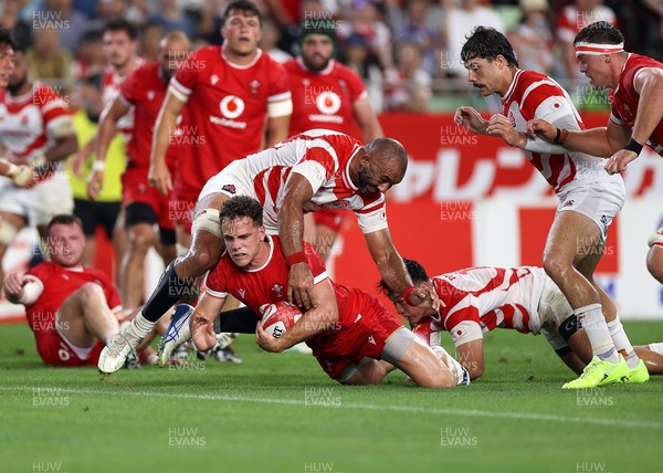 120725 - Japan v Wales - Summer Series - Second Test - Kieran Hardy of Wales scores a try